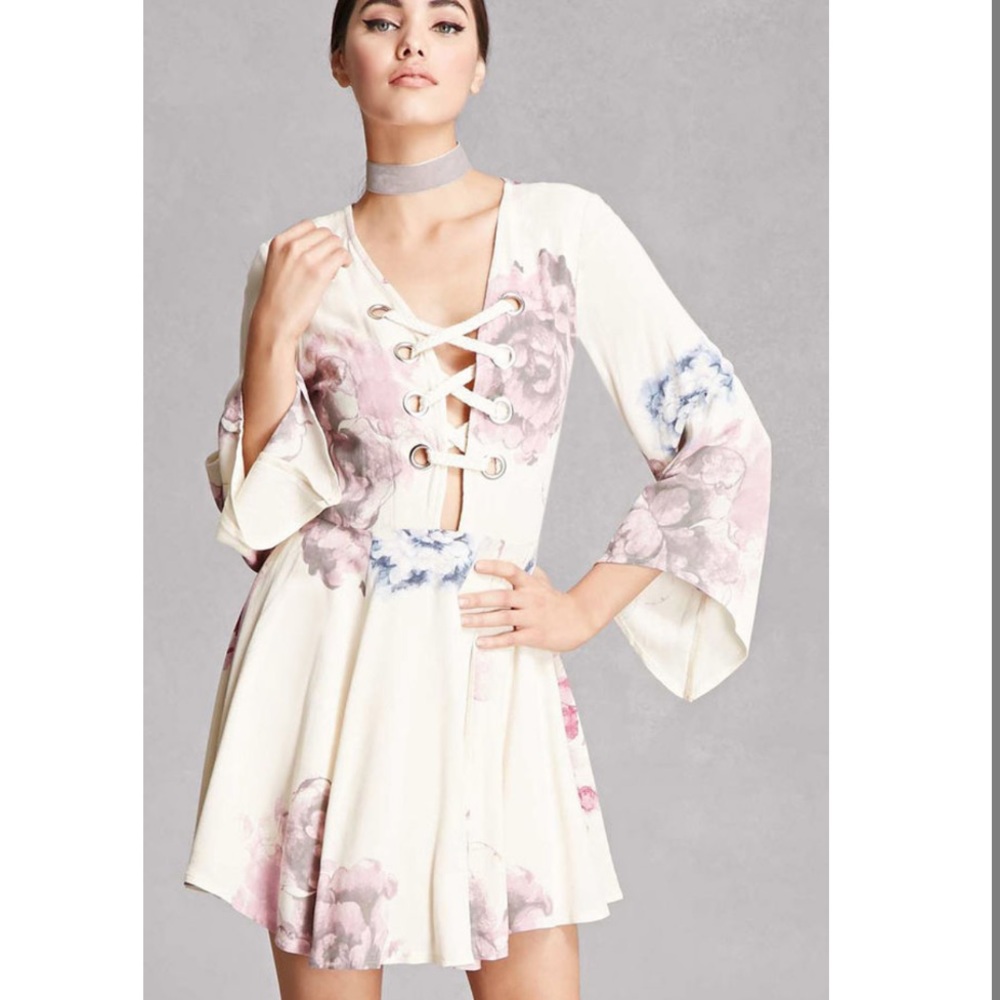 Selfie Leslie floral lace front dress NWT cute